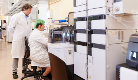 Zwei wissenschaftliche Mitarbeiter betrachten die Ergebnisse eines Drug Monitoring auf dem PCbnisse 