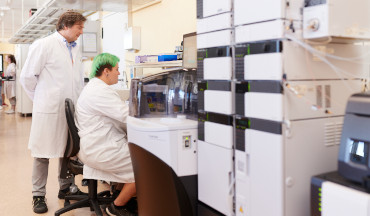 Zwei Wissenschaftler des UMG-Labors betrachten Analyseergebnisse auf dem Monitor