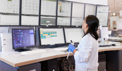 Wissenschaftliche Mitarbeiterin des UMG-Labors betrachtet Daten auf dem Cockpit